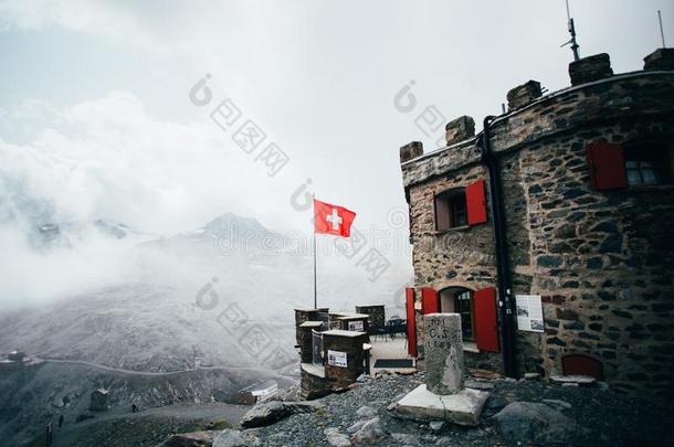 风景优美的避难<strong>房</strong>屋和来自瑞士的<strong>旗</strong>