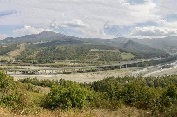 独联体公路高架桥越过河采用芋山谷在近处Oriano,italic斜体的