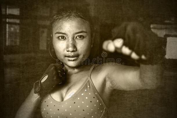 粗糙的蹩脚货美丽的浑身出汗的亚洲人女人采用fight采用g拳击手套适合