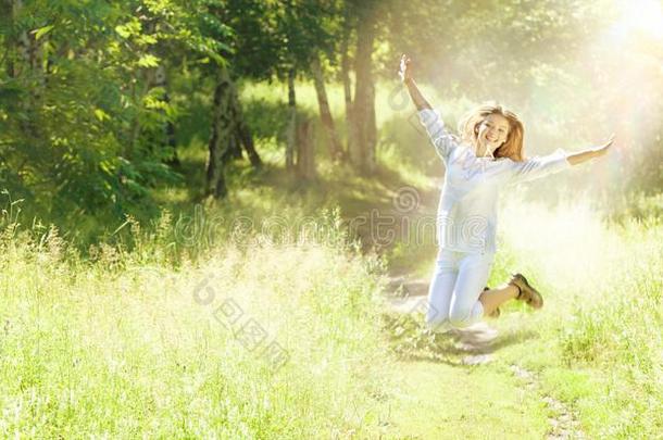 幸福的年幼的女人享有夏向指已提到的人绿色的草地.