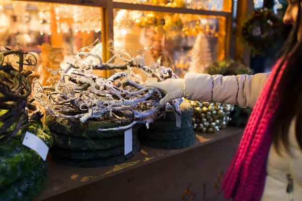 女人和树枝花环在圣诞节交易