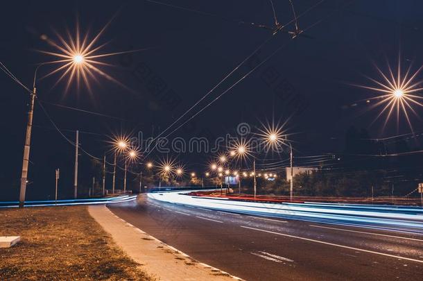 交通光足迹向夜都市的路