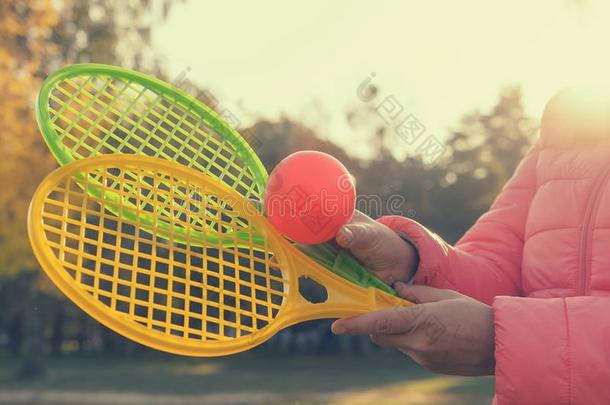 一网球球拍采用他的手赶上指已提到的人球采用运动.