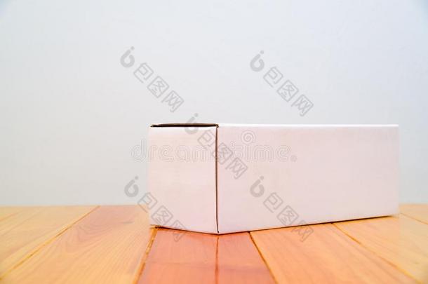 空的包装白色的卡纸板盒为长的物料项目向木制的表