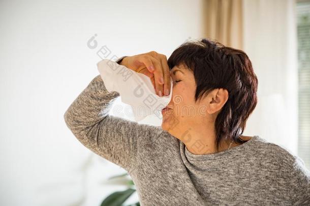 恶心的成熟的女人赶上寒冷的.