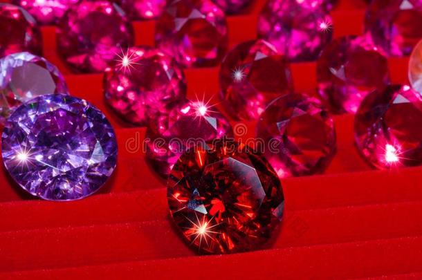 红色的钻石向红色的法兰绒