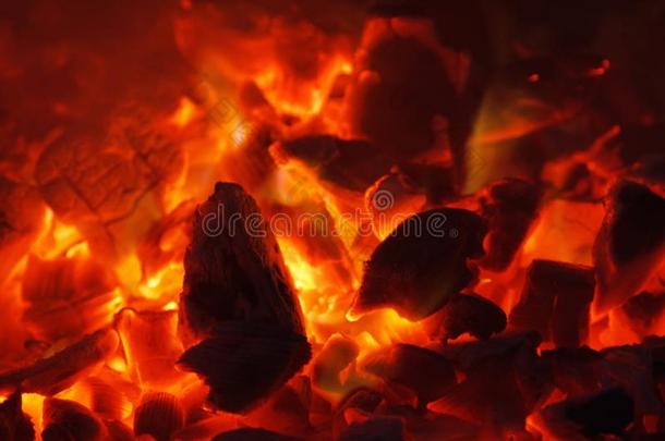 灼热的热的木炭团矿关-在上面背景质地.好的