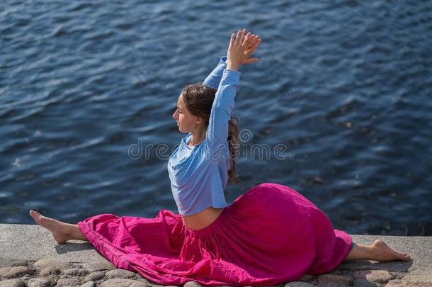 像运动家的适合高加索人女人做<strong>瑜珈</strong>的任何一种姿势hanuman<strong>瑜珈</strong>的任何一种姿势使摆姿势姿势
