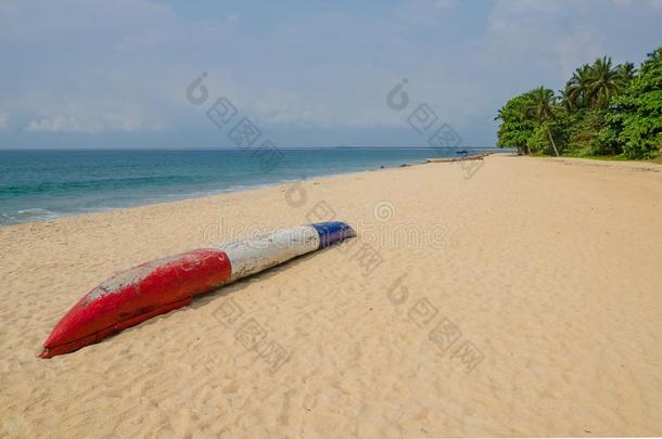 富有色彩的独木舟捕鱼小船产卵数向无人居住的热带的海滩一