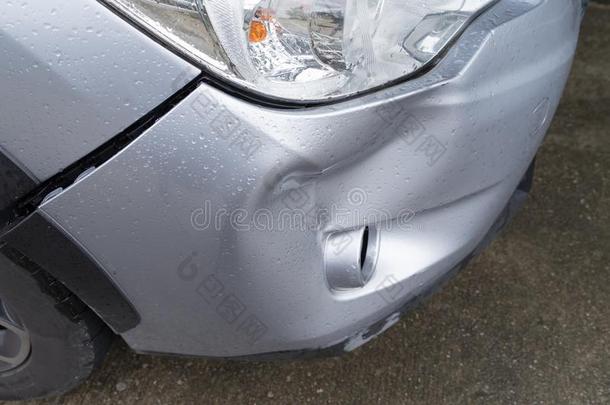 汽车银颜色碰撞损害减震器崩溃意外事件