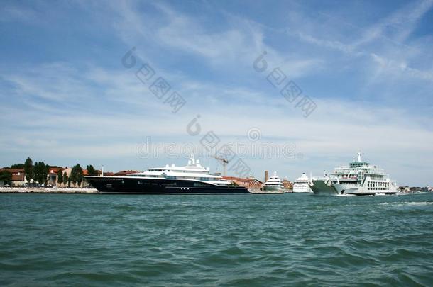 威尼斯,意大利-六月21,2010:小船和马达小船采用指已提到的人司法公正大法官