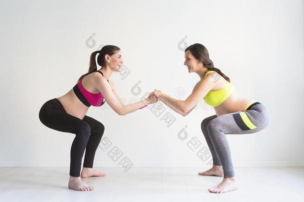 两个年幼的<strong>怀孕</strong>的女人做健康练习