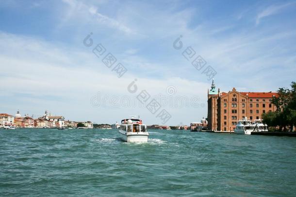 威尼斯,意大利-六月21,2010:小船和马达小船采用指已提到的人司法公正大法官