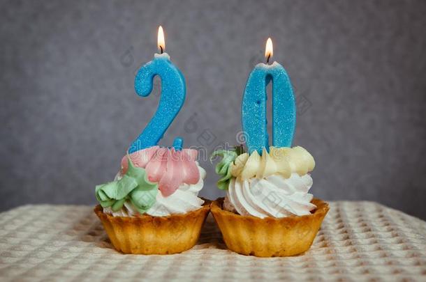 生日<strong>周年纪念日20</strong>年和蛋糕和蓝色c和les