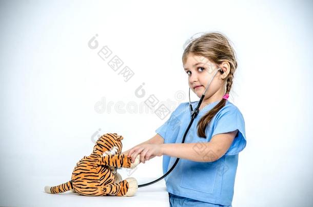 一小的医生倾听向他的老虎幼小的兽.