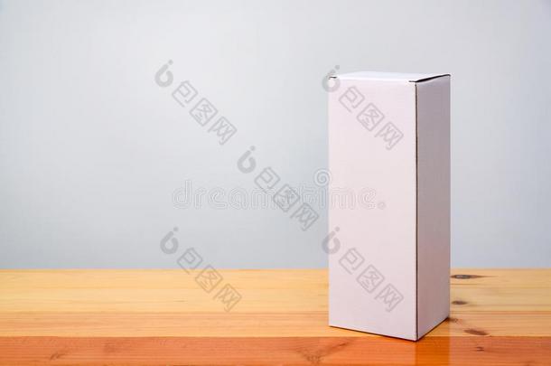 空的包装白色的<strong>卡</strong>纸板盒为长的<strong>物料</strong>项目向木制的表