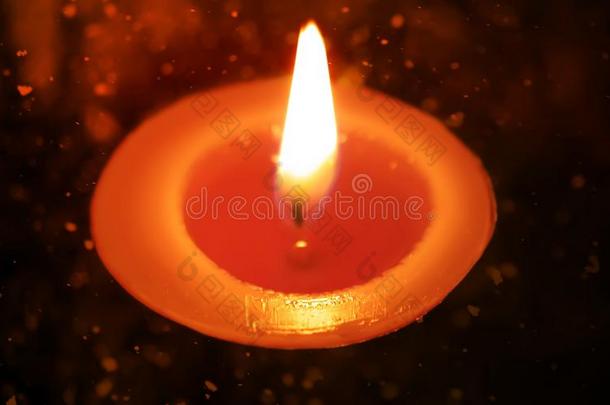 暖和的光关于红色的燃烧的富有色彩的蜡烛火焰.闪烁焦外成像英语字母表的第5个字母