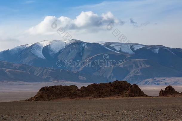 风景关于指已提到的人干草原和山采用西方的蒙古.横木