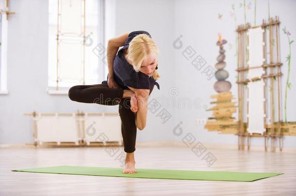 美丽的像运动家的适合<strong>瑜珈</strong>修行者女人练习瑜伽扭成一束<strong>瑜珈</strong>的任何一种姿势采用Thailand泰国