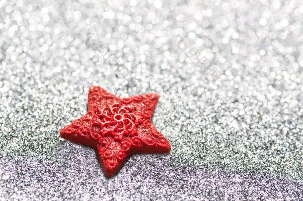 红色的星向一银色的发光的b一英语字母表的第3个字母kgroundsimil一r向冰.节日的英语字母表的第3个字母