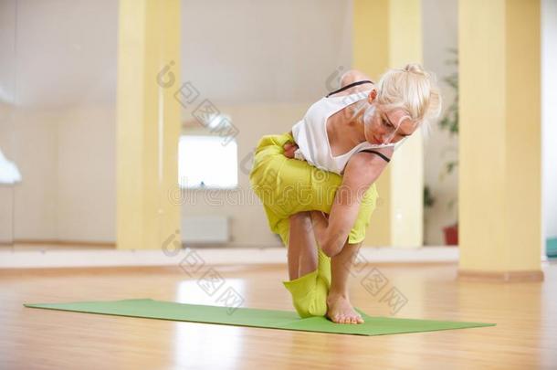 美丽的像运动家的适合瑜珈修行者女人练习瑜伽瑜珈的任何一种姿势帕里维塔