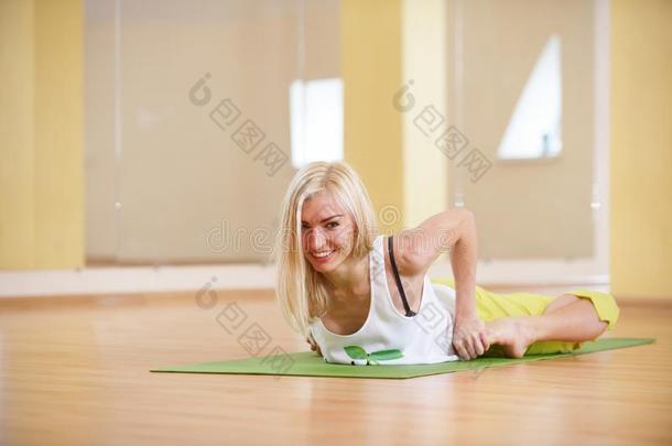 美丽的像运动家的适合瑜珈修行者女人练习瑜伽瑜珈的任何一种姿势Bhek瑜珈的任何一种姿势-