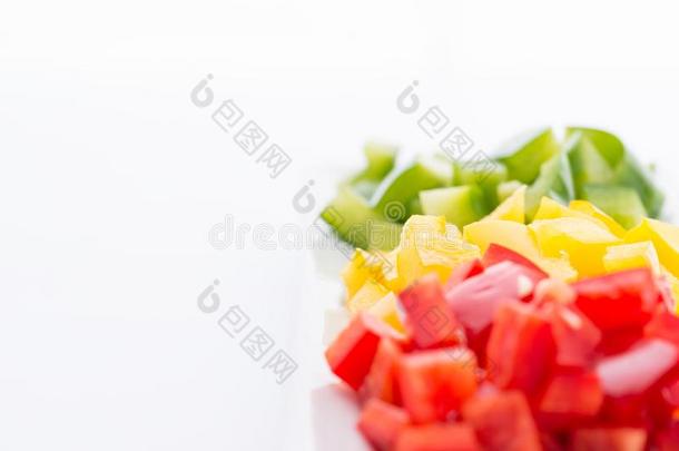将切成小方块红色的,绿色的&黄色的胡椒