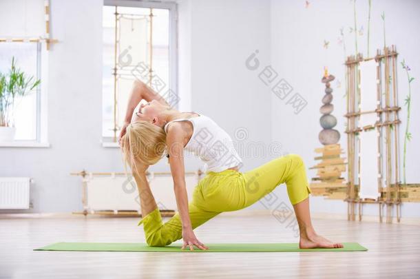 美丽的像运动家的适合瑜珈修行者女人练习瑜伽瑜珈的任何一种姿势国王鸽子
