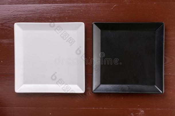 平的放置在上面黑的和白色的正方形盘子向指已提到的人木制的板