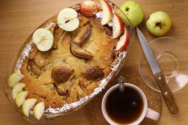 苹果馅饼和将切开和全部的苹果茶水刀茶杯托