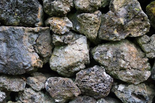 详述关于岩石采用一干的干燥的石头w一ll