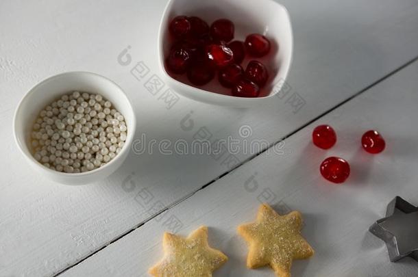 红色的樱桃采用碗和星形状甜饼干和切削者