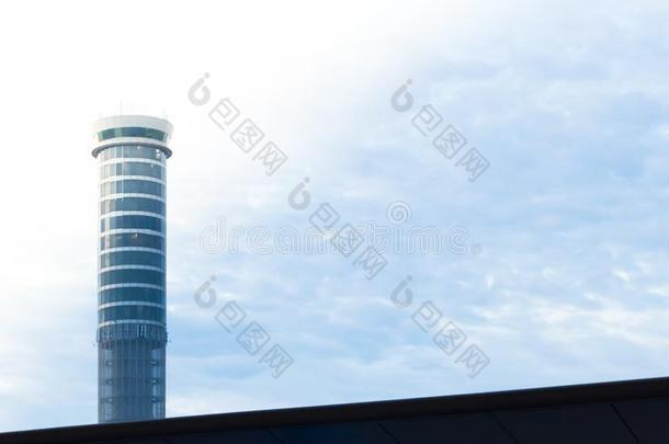 高的上升塔和背景幕布关于多云的采用新鲜的蓝色天