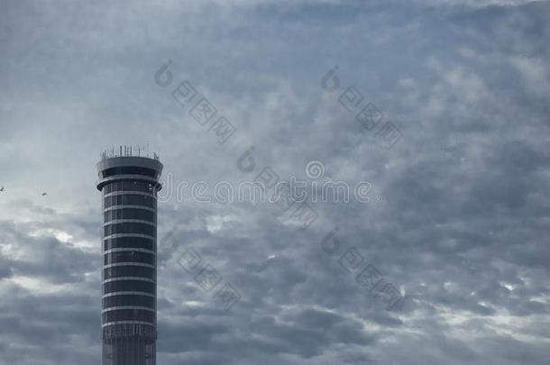 高的上升塔和背景幕布关于多云的采用新鲜的蓝色天