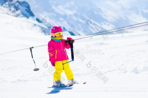 <strong>小孩</strong>向<strong>滑雪</strong>举起采用雪运动学校采用w采用termounta采用s