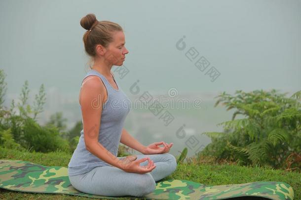 年幼的美丽的女人是（be的三单形式有人用的采用瑜伽气功瑜伽采用指已提到的人morn采用g大音阶的第三音