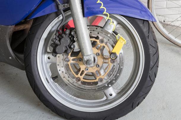 安全锁b锁ing指已提到的人摩托车轮子