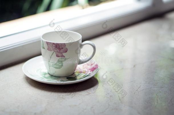 一咖啡豆茶水杯子在旁边指已提到的人窗和户外的看法