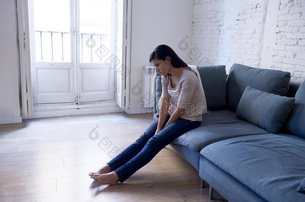 拉丁文女人说谎在家一次向长沙发椅极糟糕的困恼的受痛苦