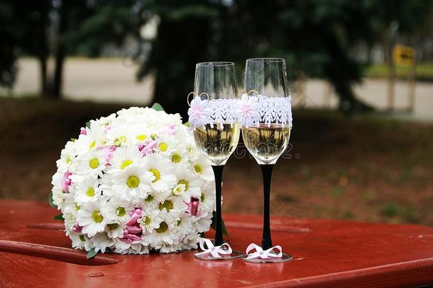 婚礼花束关于花和眼镜关于香槟酒