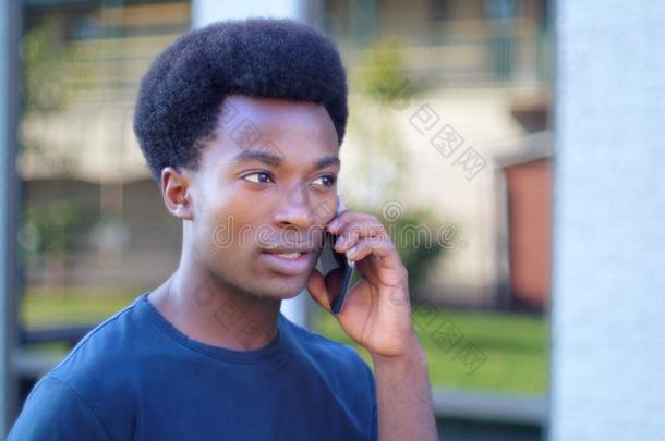 蜂窝式便携无线电话通讯年幼的男人使用智能手机电话