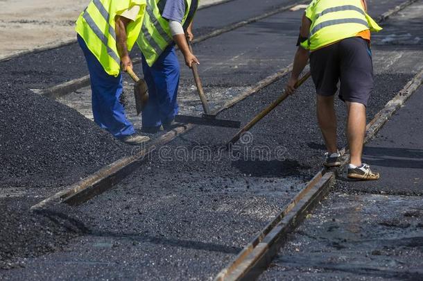 员工修建沥青路和rail路台词