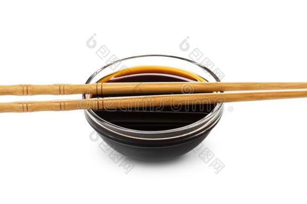 大豆调味汁和筷子向白色的背景