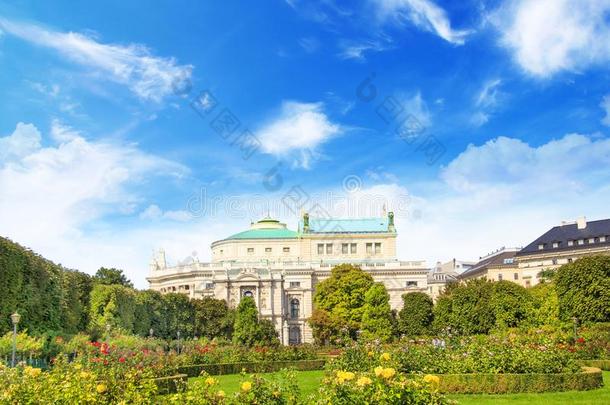 指已提到的人维也纳国家歌剧和伯加顿帝国的花园采用维也纳,