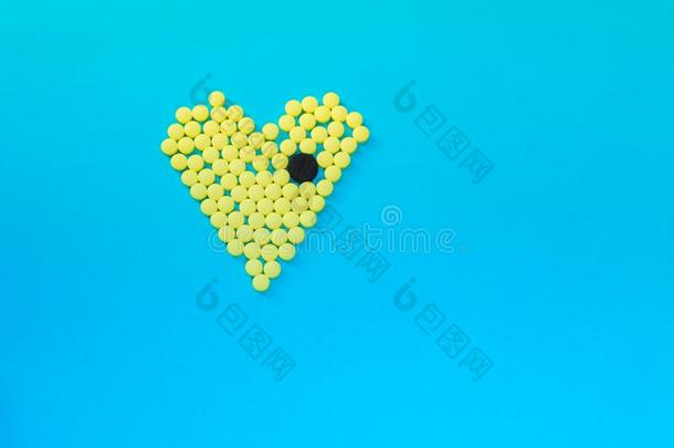 黄色的药丸采用形状关于心和指已提到的人大的黑的碑