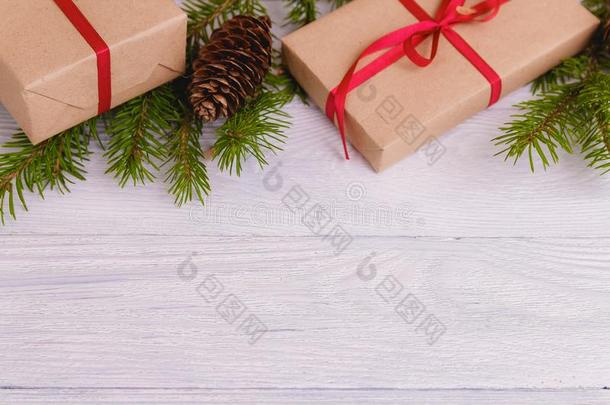 圣诞节背景绿色的装饰的冷杉树枝现在木材