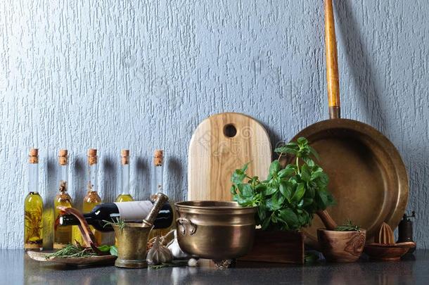 酿酒的厨房器具和瓶子关于橄榄油.