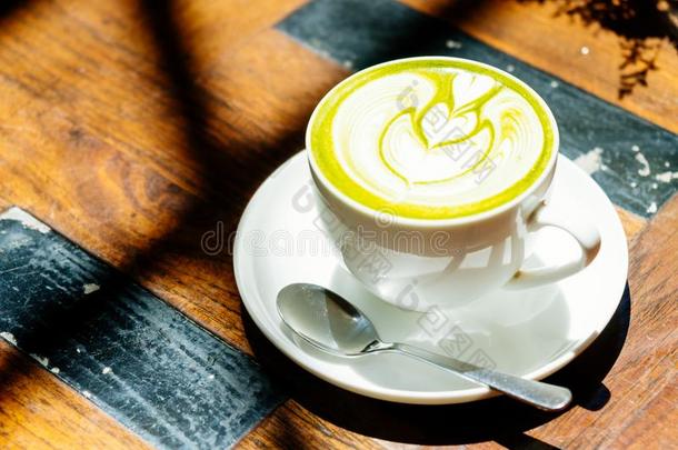 绿色的茶<strong>水日</strong>本抹茶拿铁咖啡采用白色的杯子
