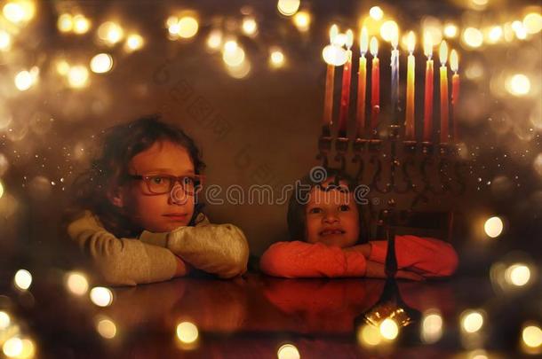 低的钥匙影像关于犹太人的假日光明节背景和两个将切开