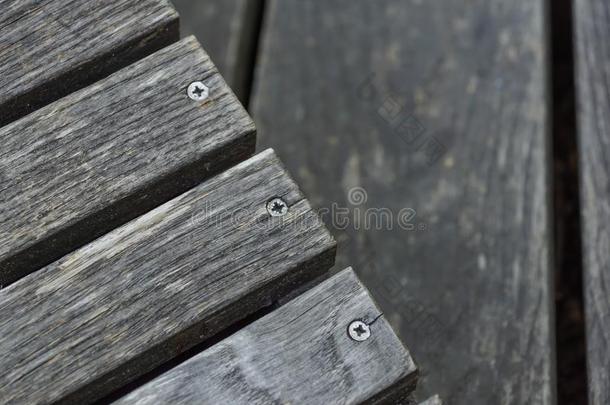 一行关于时髦的甲板椅子.木制的板